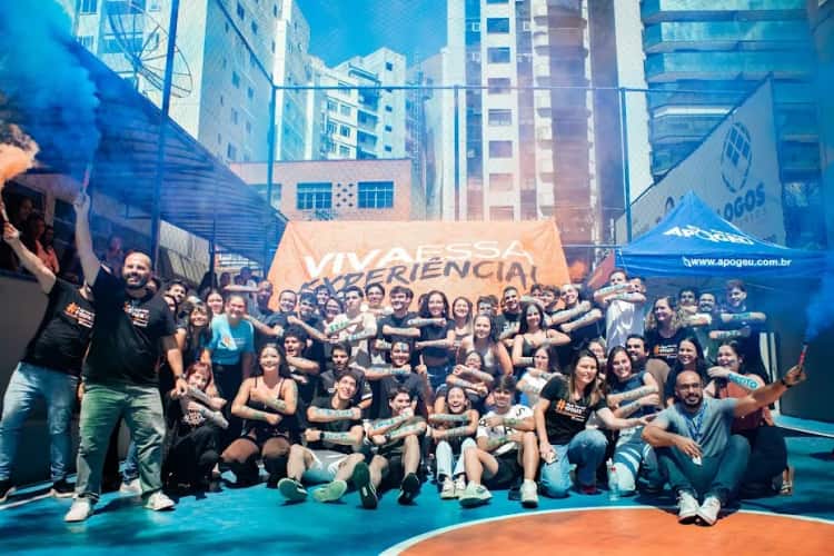 Comunidade escolar Apogeu reunida em evento