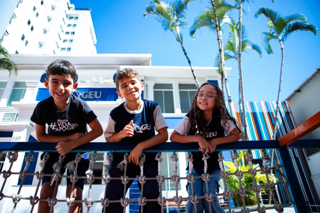 Alunos Apogeu no espaço de convivência da escola