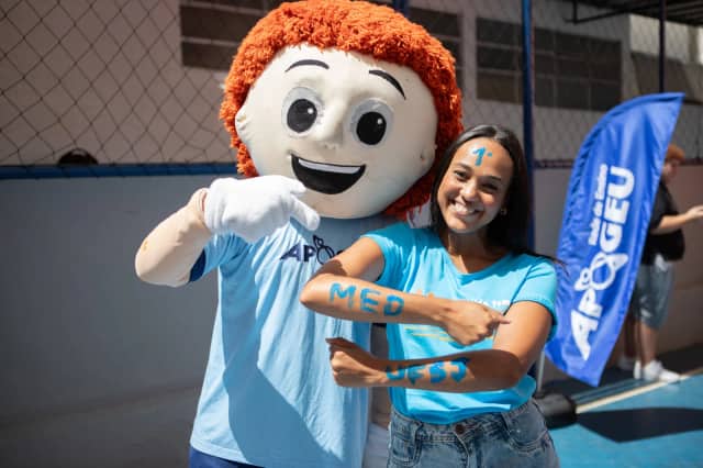 Aluna Apogeu celebrando a preparação para Medicina