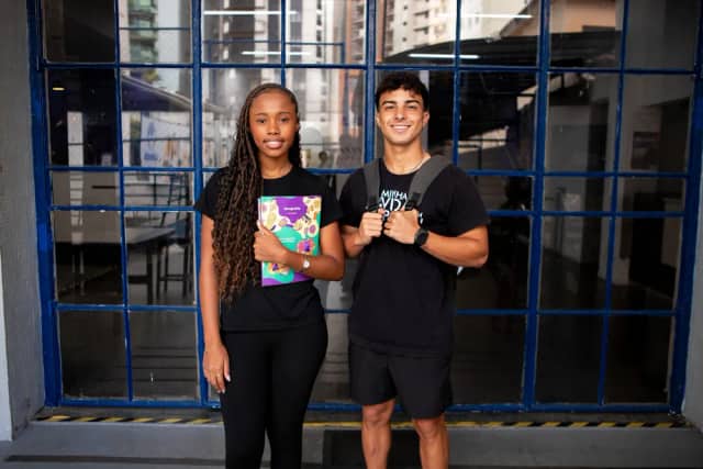 Alunos do Ensino Médio Apogeu com material escolar